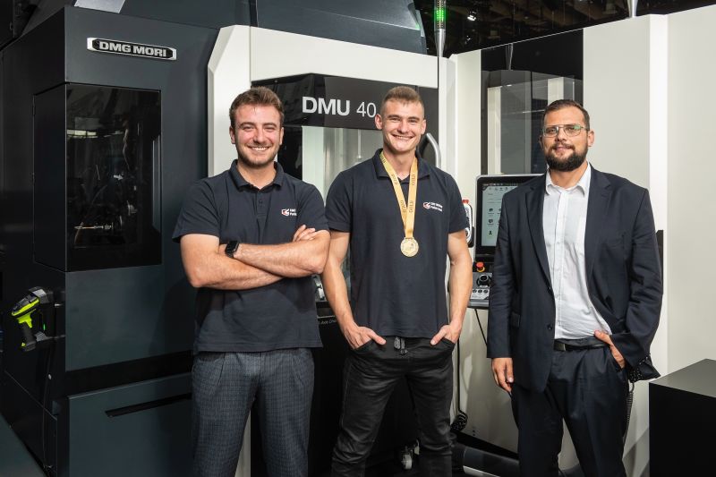 Rafał przy maszynie CNC DMG MORI